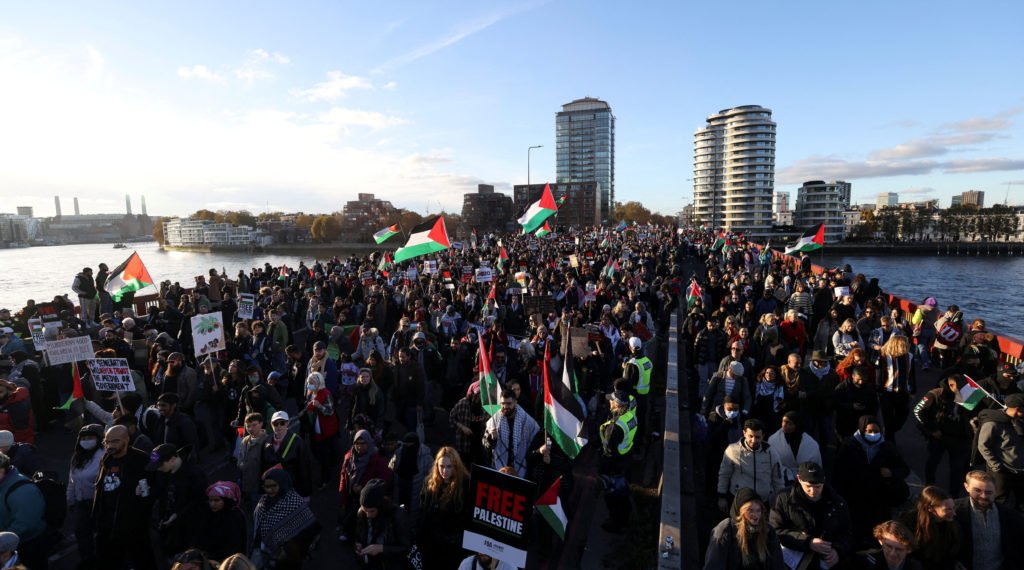 People demonstrate on Vauxhall Bridge during a protest in solidarity with Palestinians in Gaza, amid the ongoing conflict between Israel and the Palestinian Islamist group Hamas, in London, Britain, November 11, 2023. REUTERS/Hollie Adams TPX IMAGES OF THE DAY